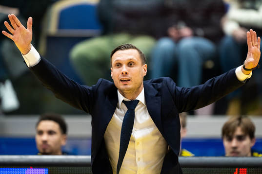 Head coach Ludwig Degernäs of Sweden