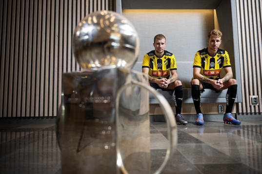 Simon Gustafson och Samuel Gustafson med Lennart Johanssons