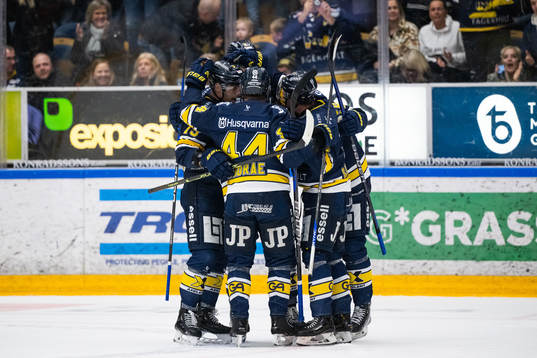 HV71s Joonas Nättinen jublar med lagkamrater