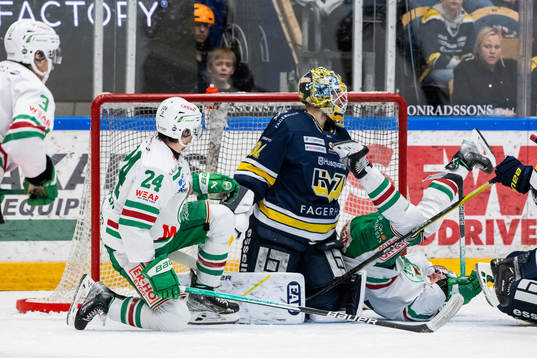 Rögles Marco Kasper och HV71s målvakt Joni Ortio