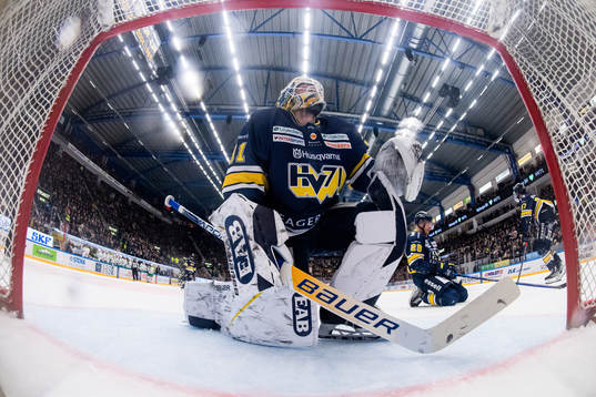 HV71s målvakt Joni Ortio deppar