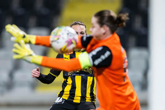 Häckens Dora Zeller och Jitex målvakt Anna Larsson