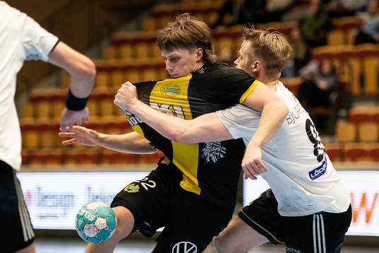 OV Helsingborgs Emil Lindqvist drar ner Hammarbys Viktor