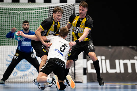 OV Helsingborgs Elliot Eriksson stoppas av Hammarbys Anders