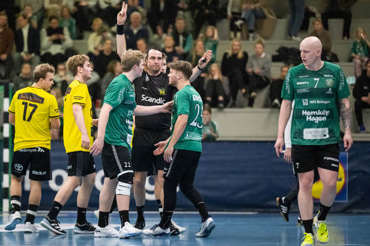 Domare Mattias Wetterwik visar tecken för utvisning och