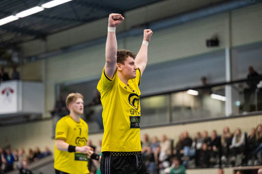 Elias Á Skipagøtu jublar