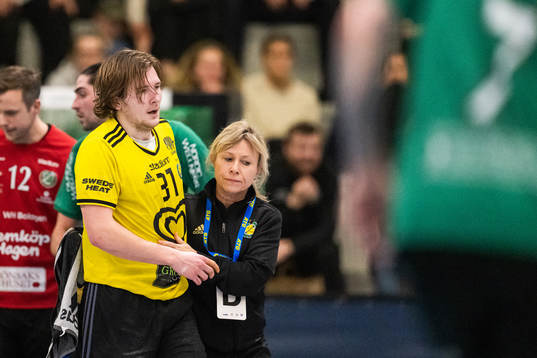 Sävehofs William Andersson Moberg får hjälp av