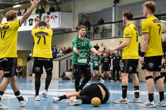 Önnereds Hugo Forsberg reagerar medan Sävehofs Elias Á