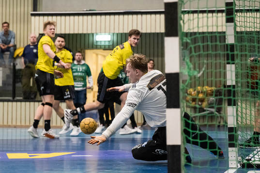 Sävehofs målvakt Simon Möller med en räddning