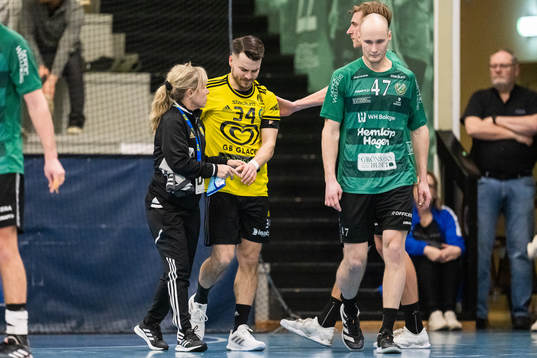 Sävehofs sjukgymnast Marie Wedberg hjälper Sebastian