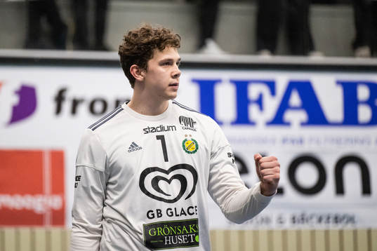 Sävehofs målvakt Oscar Sävinger jublar