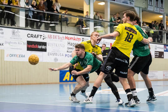 Sävehofs Tryggvi Þórisson och Pontus Brolin försvarar