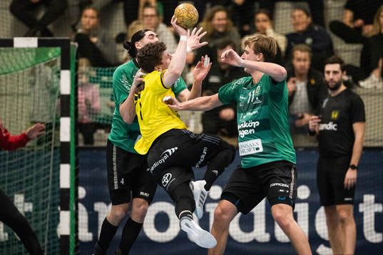 Önnereds Mishels Liaba och David Sandberg försvarar mot