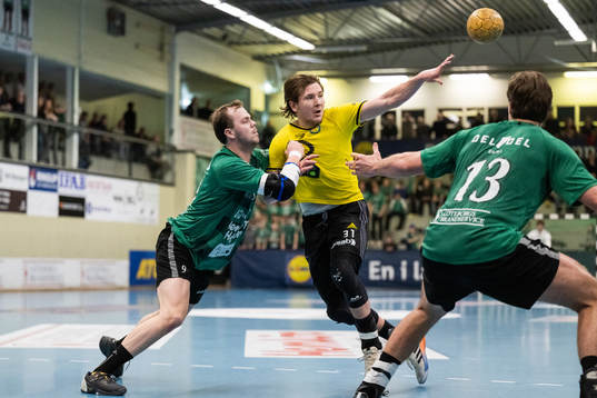 Önnereds Tobias Thorbjörnsson försvarar mot Sävehofs