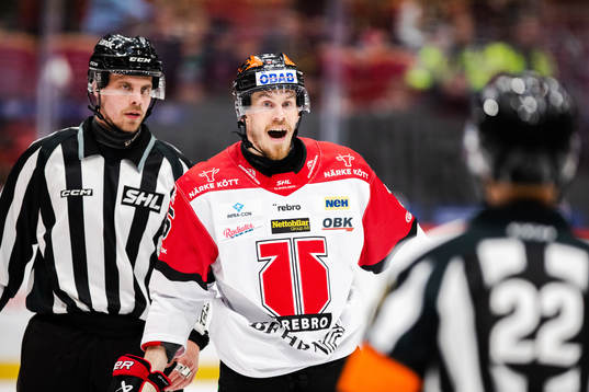 Örebros Emil Larsson reagerar