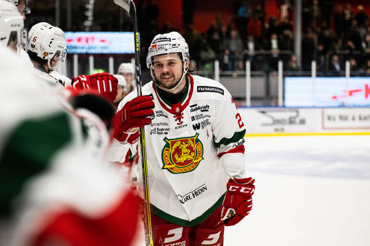 Moras Måns Carlsson jublar