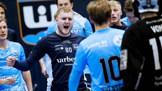 Warbergs målvakt Oskar Winbo jublar