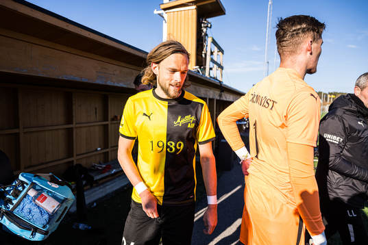 Mjällbys Tom Pettersson och målvakt Noel Törnqvist jublar