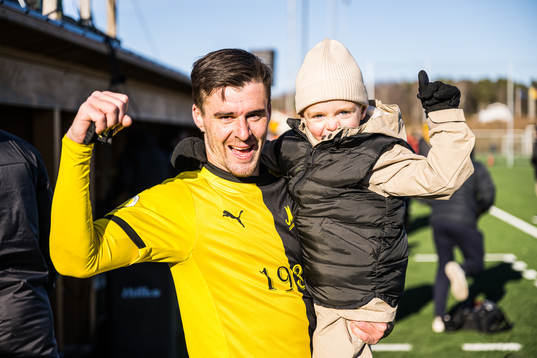 Mjällbys Jesper Gustavsson jublar med sin son