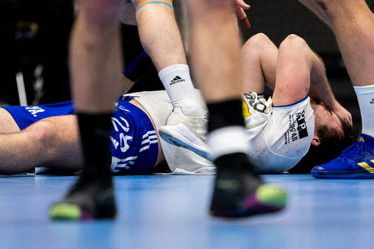 Ystad IFs Jonathan Svensson har ont
