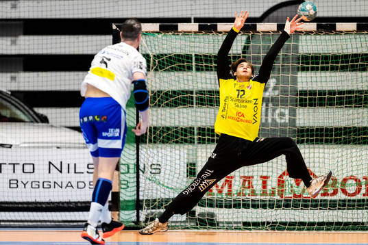 Ystad IFs Kim Andersson och Lugis målvakt Victor Hedberg