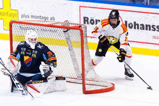 Brynäs Jenny Antonsson oroar bakom Djurgårdens målvakt