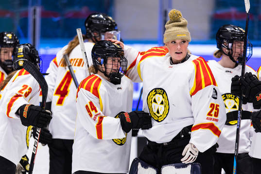 Brynäs Anna Meixner omfamnas av lagkamrater