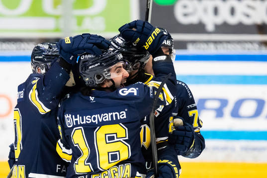 HV71s Joseph Laleggia jublar med lagkamrater