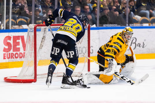 HV71s André Petersson gör mål i straff på Skellefteås