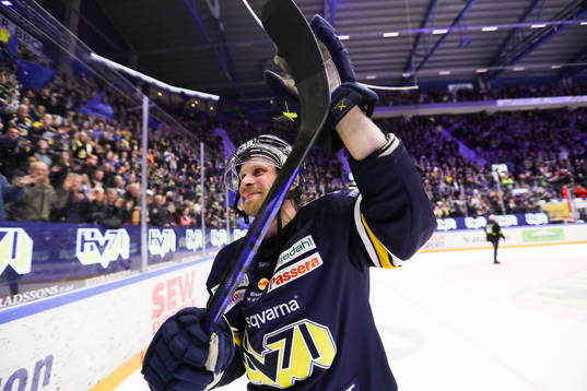HV71s Mattias Tedenby jublar