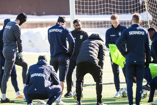 Tillfälliga huvudtränaren Alexander Tengryd med spelarna
