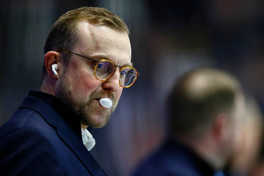 Linköpings assisterande tränare Jeff Jakobs med tuggummi