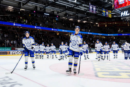 Leksands Anton Johansson jublar med lagkamrater