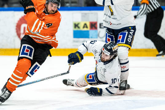 Visby Romas Justus Mikkonen liggande på isen