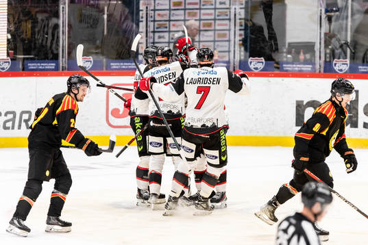 Malmö Redhawks Lukas Wernblom jublar med lagkamrater