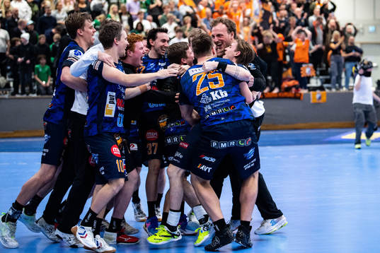 IFK Kristianstads spelare jublar med Anton Hallbäck