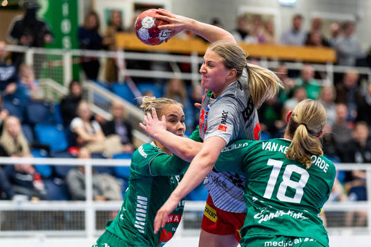 Skövdes Moa Andersson mot Skurus Ellen Voutilainen och