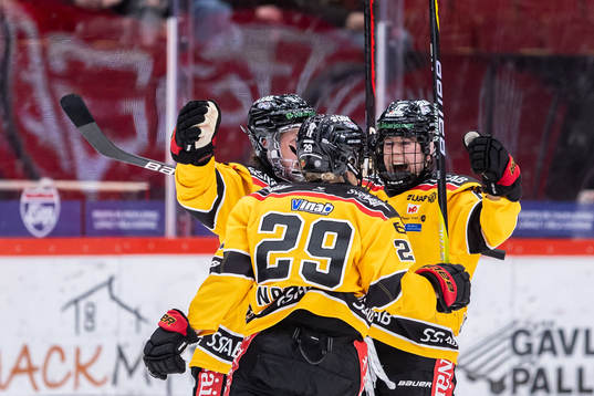 Luleås Emma Nordin jublar med lagkamrater