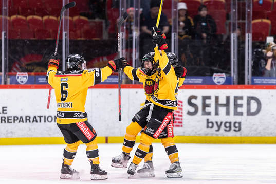 Luleås Emma Nordin jublar med lagkamrater