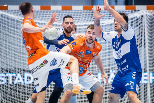Redbergslids Mario Lipovac mot IFK Kristianstads Ludvig
