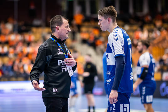 Redbergslids tränare Marinko Kurtovic i samtal med Oskar