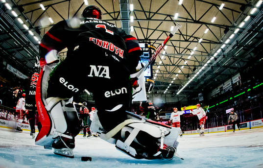 Timrås Joonas Lyytinen gör 2-1 på Örebros målvakt