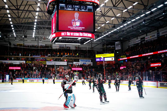Örebro målvakt Jhonas Enroth jublar