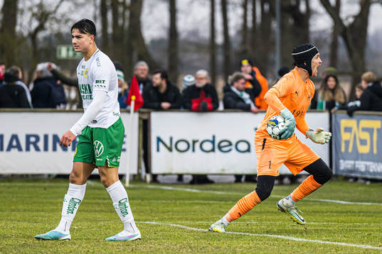 Hammarbys Jusef Erabi deppar och Mjällbys målvakt Noel