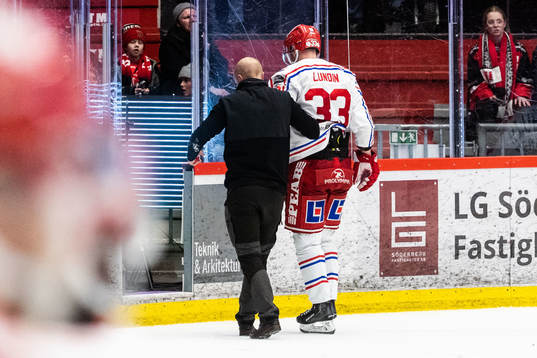 Timrås Albin Lundin har ont och lämnar isen