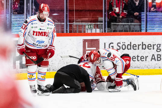 Timrås Albin Lundin har ont och får vård
