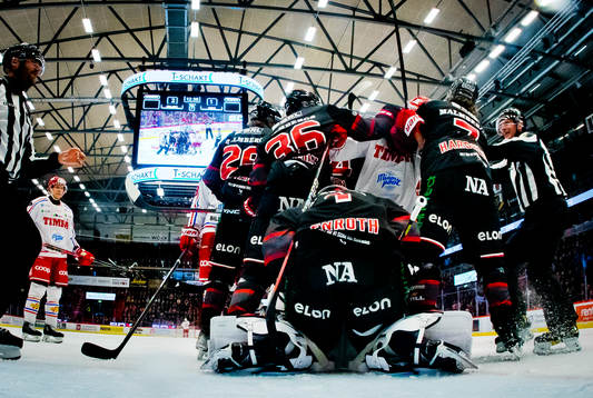 Stökigt framför målvakt Jhonas Enroth, Emil Larsson och