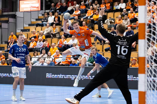 IFK Kristianstads Alfred Ehn mot Aranäs målvakt Alexander