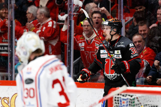 Örebros Emil Larsson jublar
