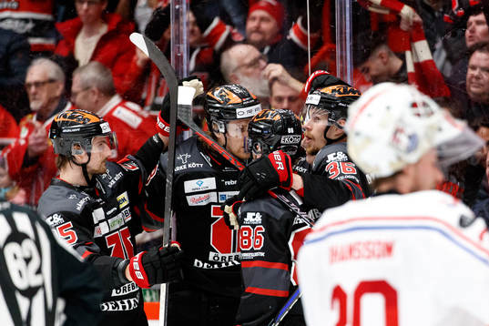Örebros Emil Larsson jublar